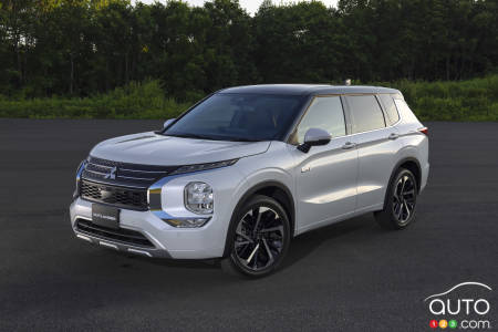 2023 Mitsubishi Outlander PHEV, three-quarters front